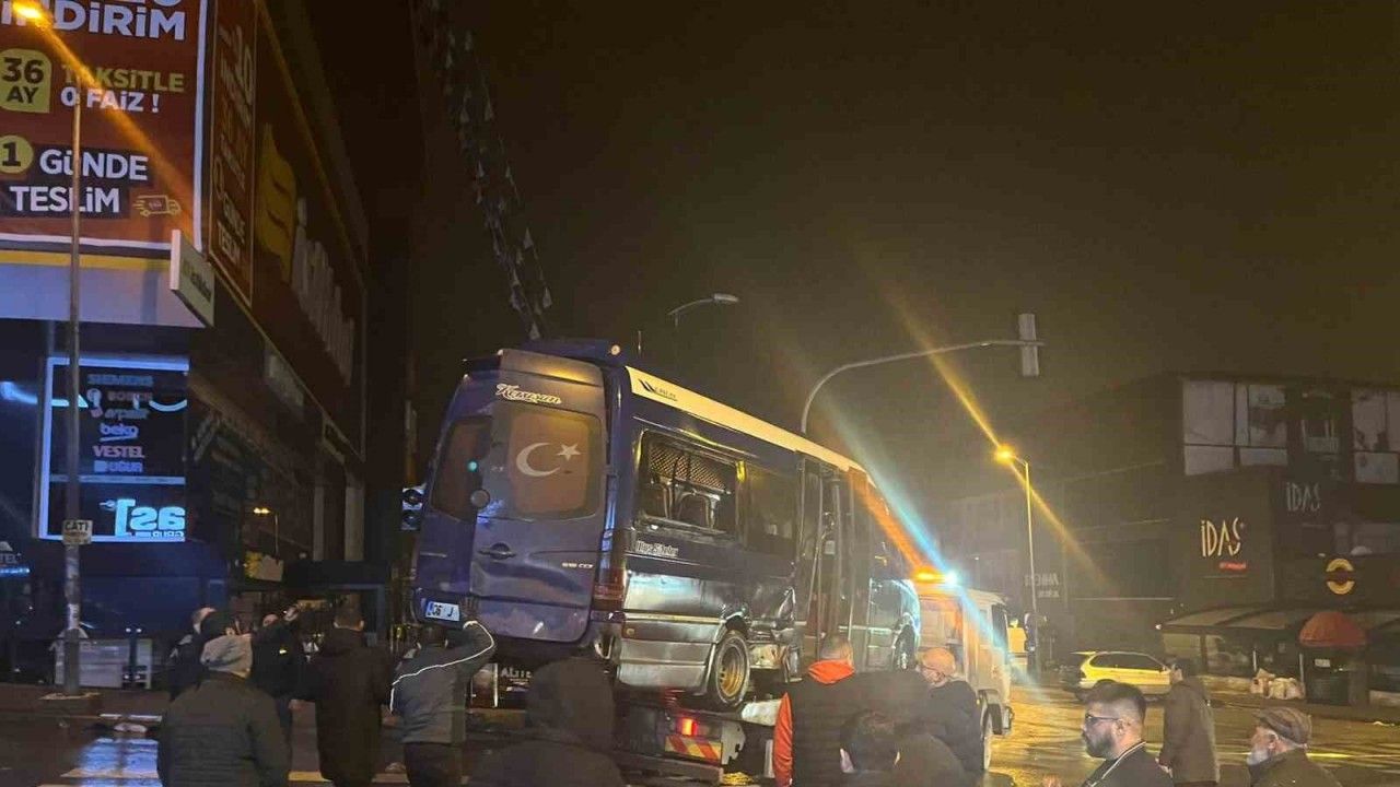 Ankara'da otomobilin çarptığı dolmuş devrildi: 11 yaralı