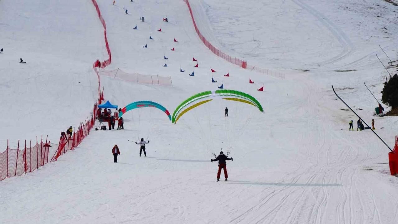 Ergan Dağı’nda yamaç paraşütlü kayak keyfi