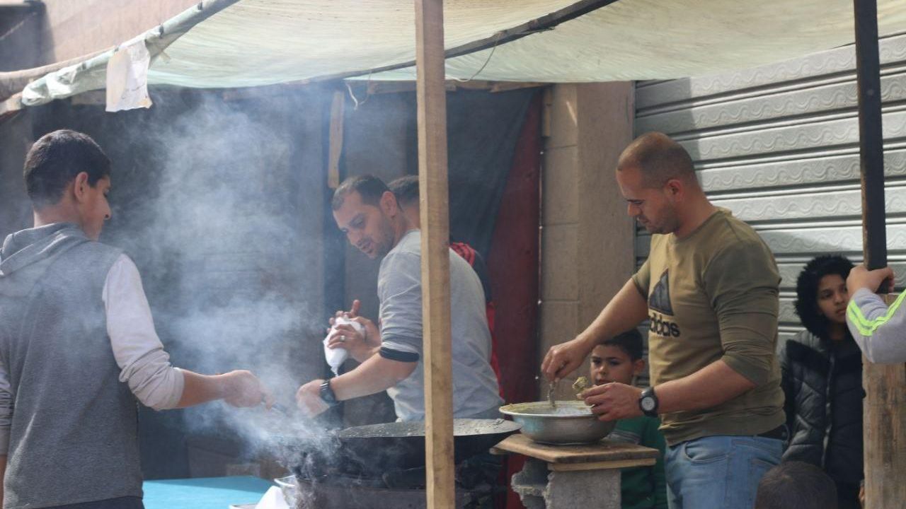 Gazze’de enkaza dönen kentin en eski restoranın çalışanları çareyi tezgah açmakta buldu