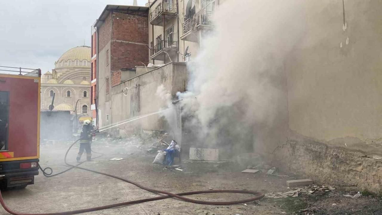 Konya’da apartmanın yanına yapılan depoda yangın
