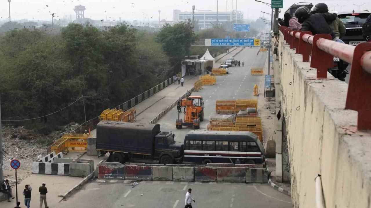 Yeni Delhi’de polis çiftçilerin kente girişini engellemek için beton bariyerler yerleştirdi