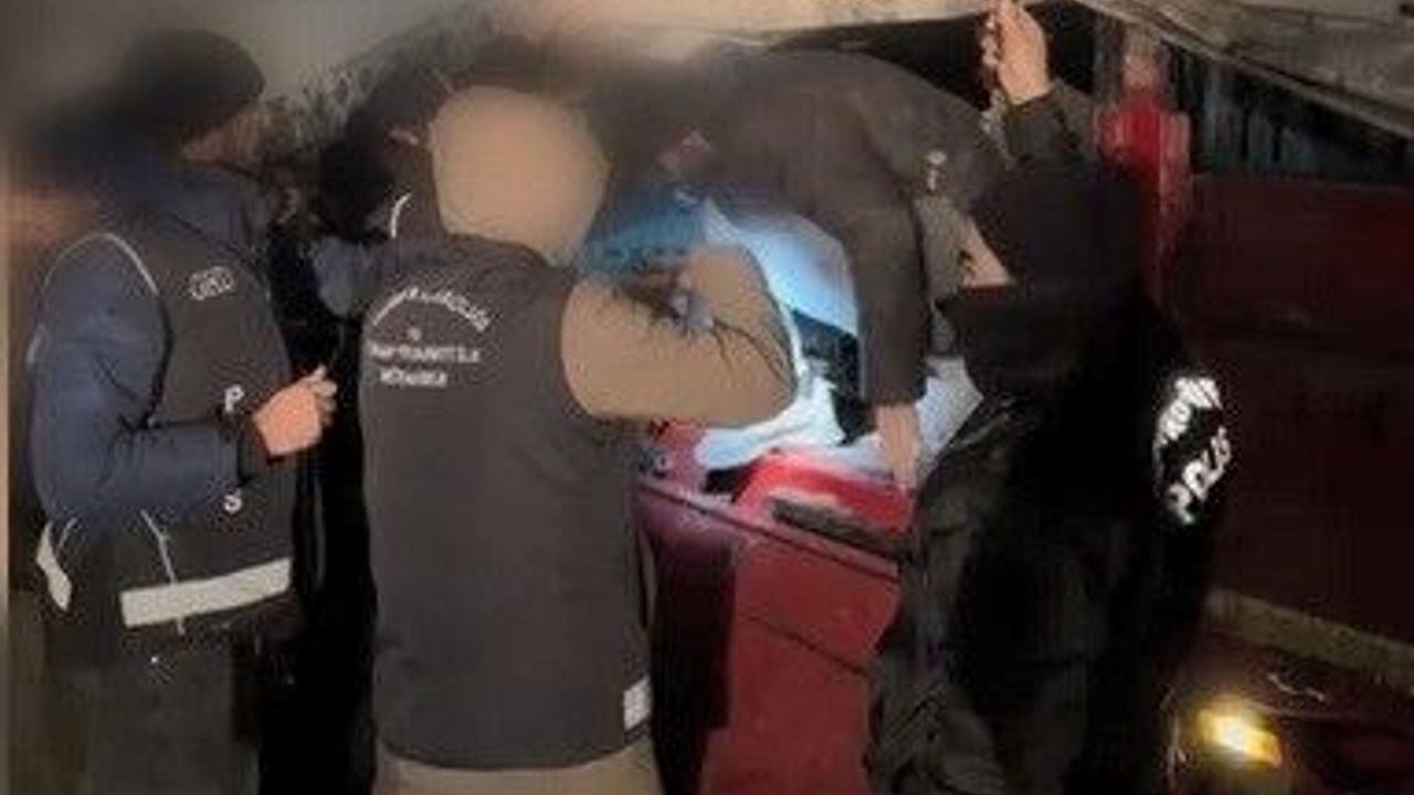 Bitlis’te tır dorsesinde 24 kaçak göçmen yakalandı