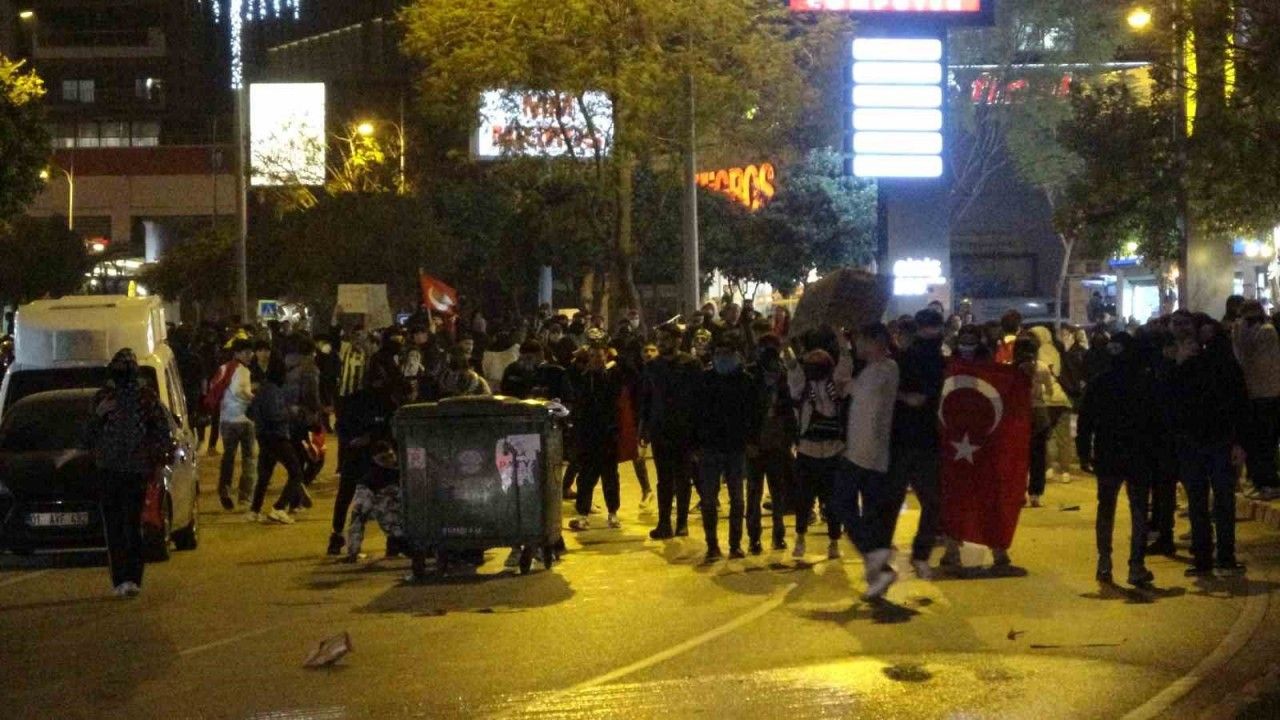 Adana’da izinsiz gösteri yapan gruba polisten müdahale