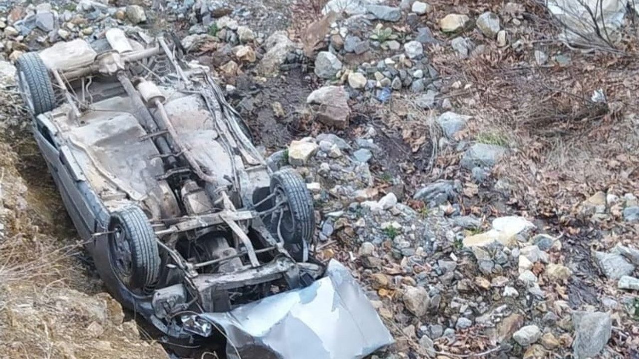 Adıyaman’da otomobil dere yatağına yuvarlandı: 1 ölü, 1 yaralı