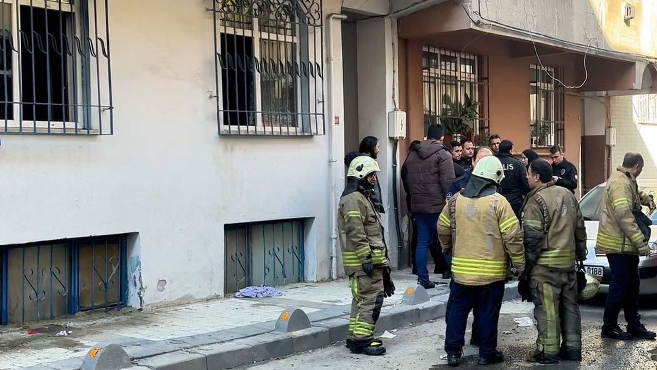 Bağcılar’da çıkan yangında yatağa bağımlı bir kişi hayatını kaybetti