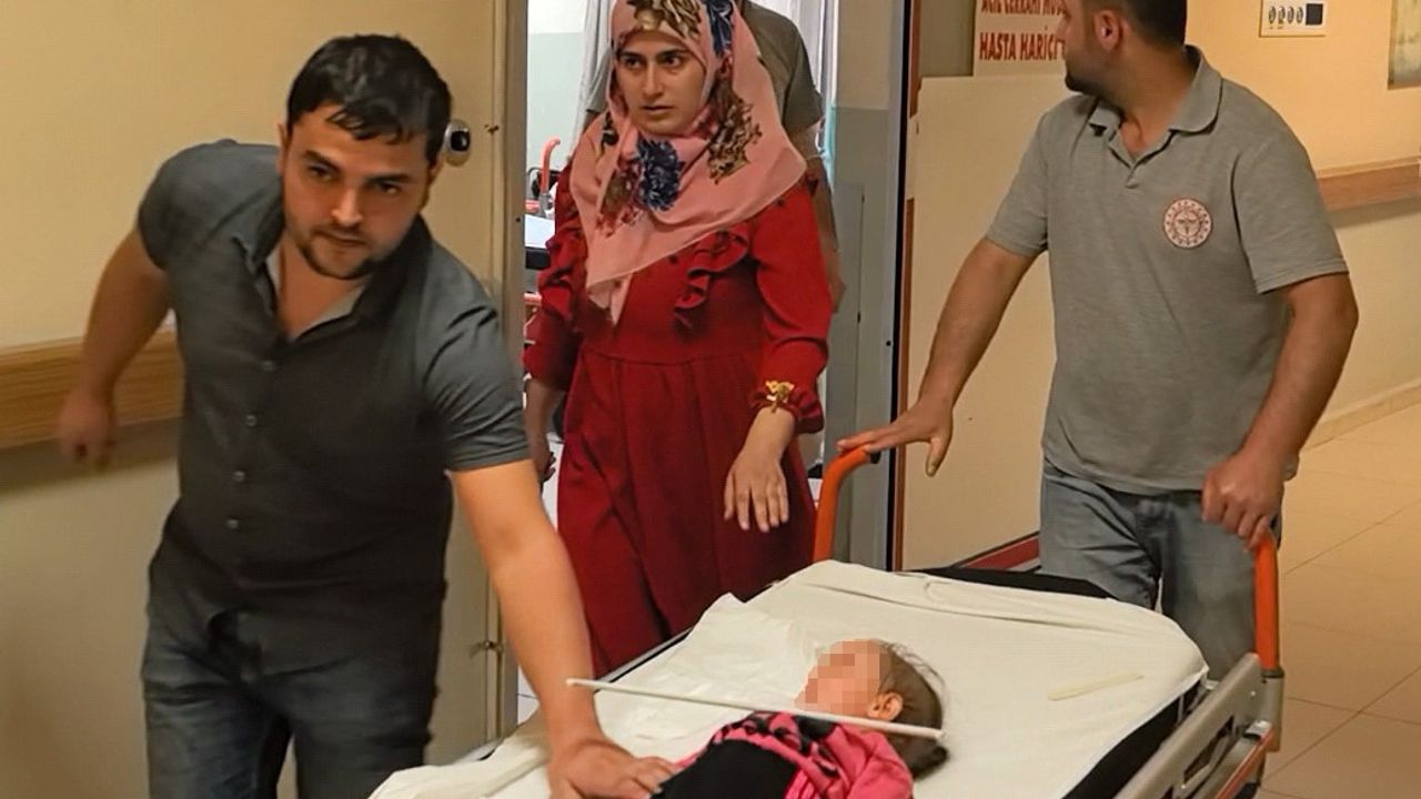 2 yaşındaki çocuğun çenesine askı saplandı