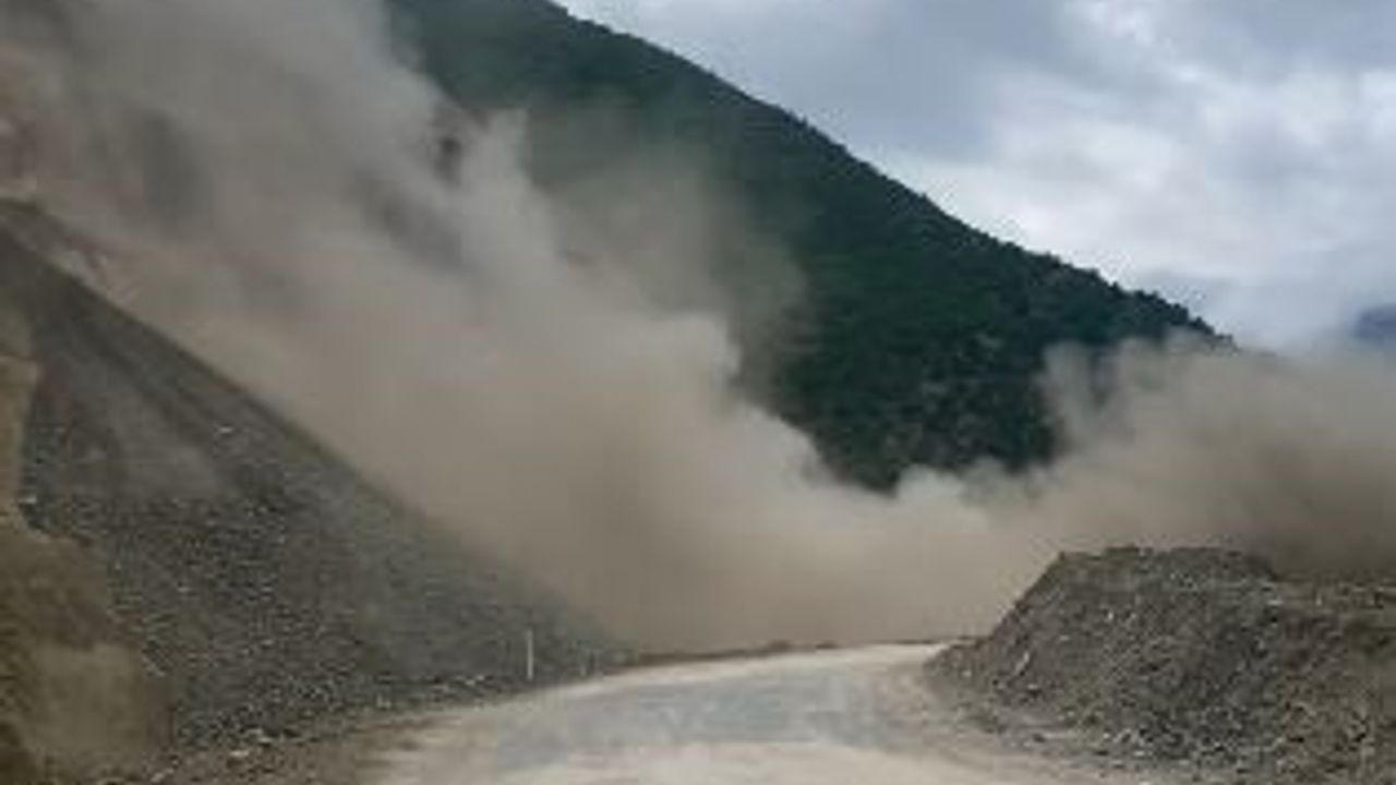 Artvin-Şavşat Karayolu’nda heyelan anı kamerada
