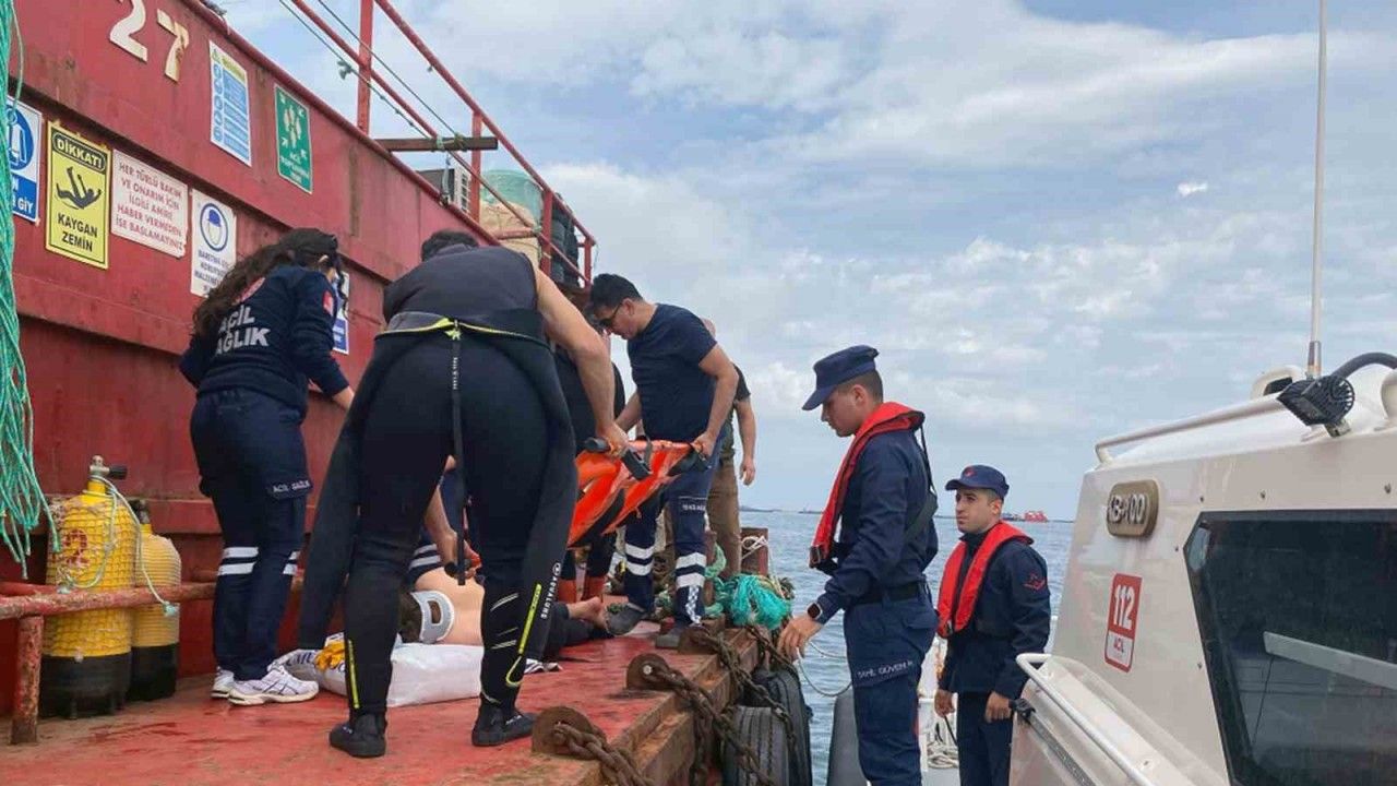 Balıkçı teknesinde yaralanan vatandaşı Sahil Güvenlik ekipleri tahliye etti