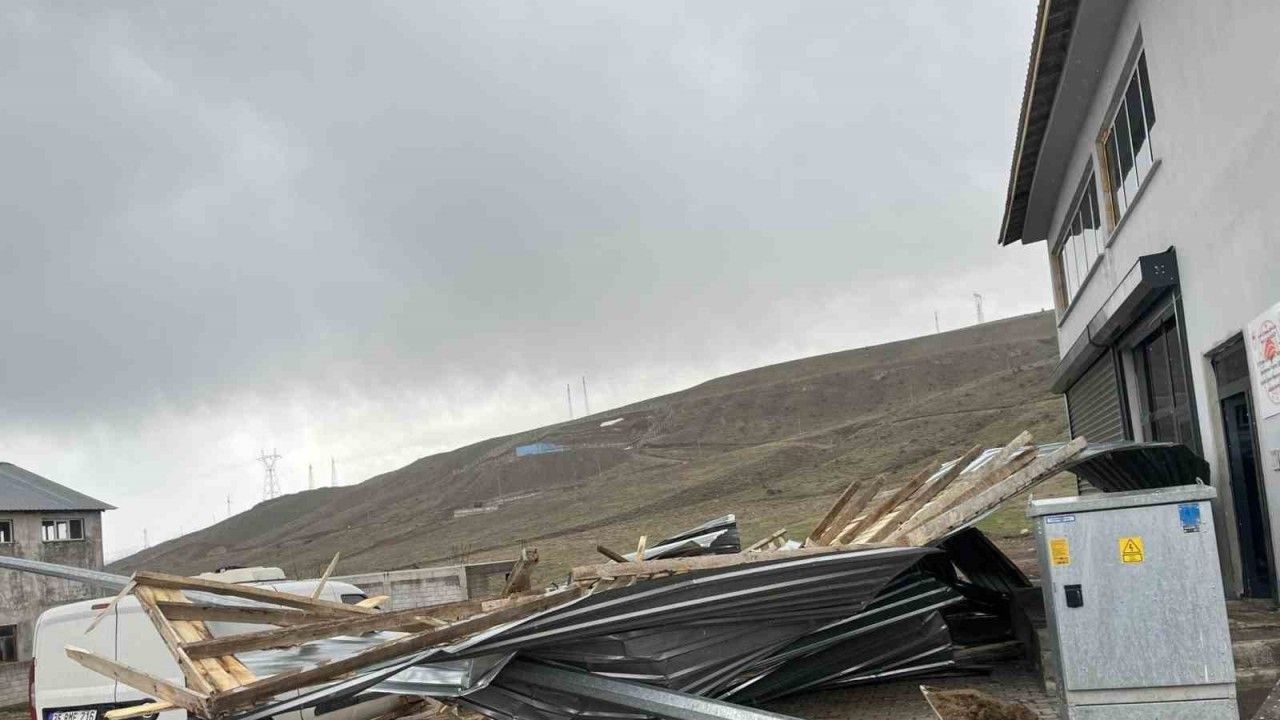 Bitlis’te fırtına çatıları uçurdu