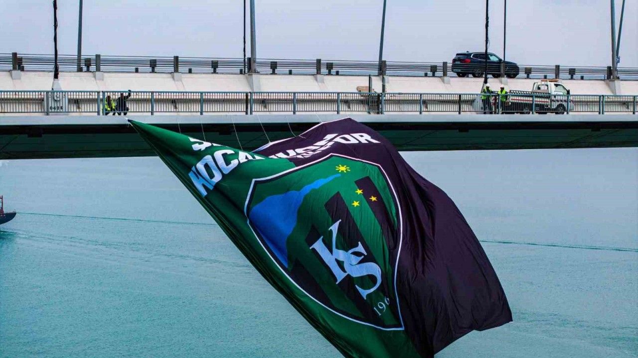 Büyükşehir, taraftarı kırmadı, Osmangazi Köprüsü’ne dev şampiyon Kocaelispor bayrağı asıldı