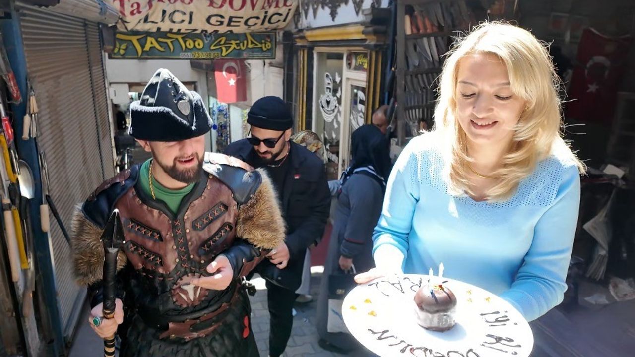 Çarşının vazgeçilmezi Down sendromlu Emre’ye doğum günü sürprizi