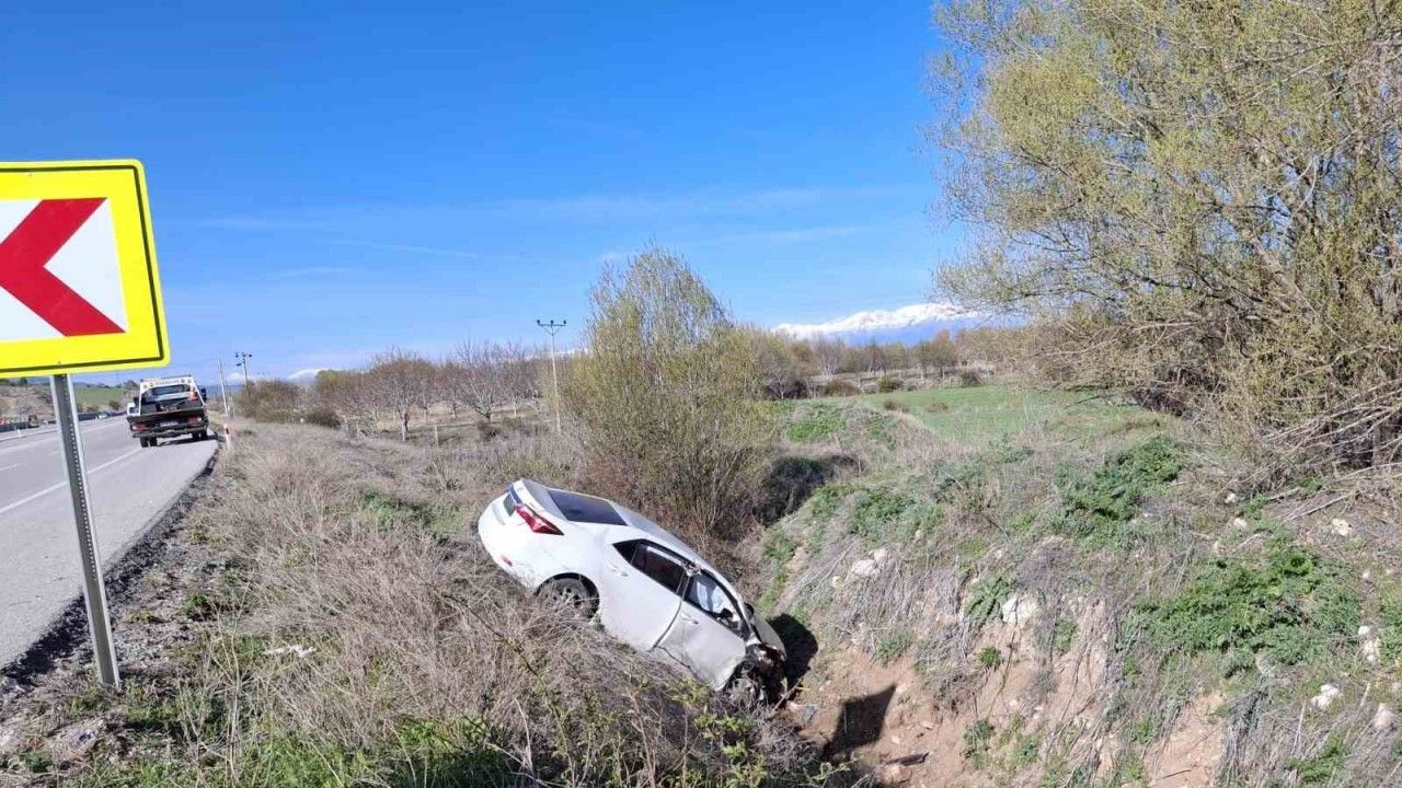 Konya’da otomobil dere yatağına uçtu: 2 yaralı