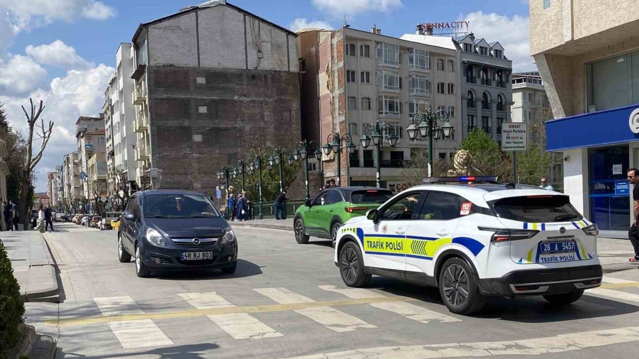 Otomobille ters yöne giren sürücü trafik polisiyle karşı karşıya geldi