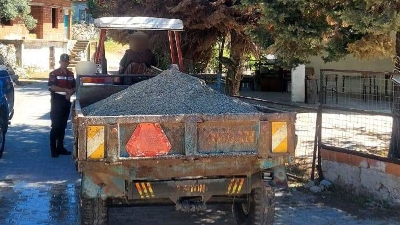 Dere yatağından kum alan şahıs jandarmaya takıldı