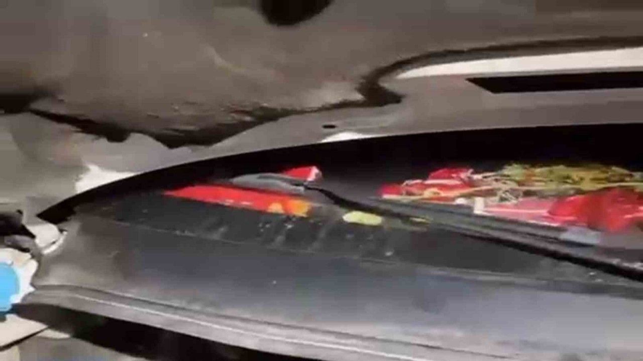 Motor kısmı başta olmak üzere her yerine silah saklanan araç polisten kaçamadı