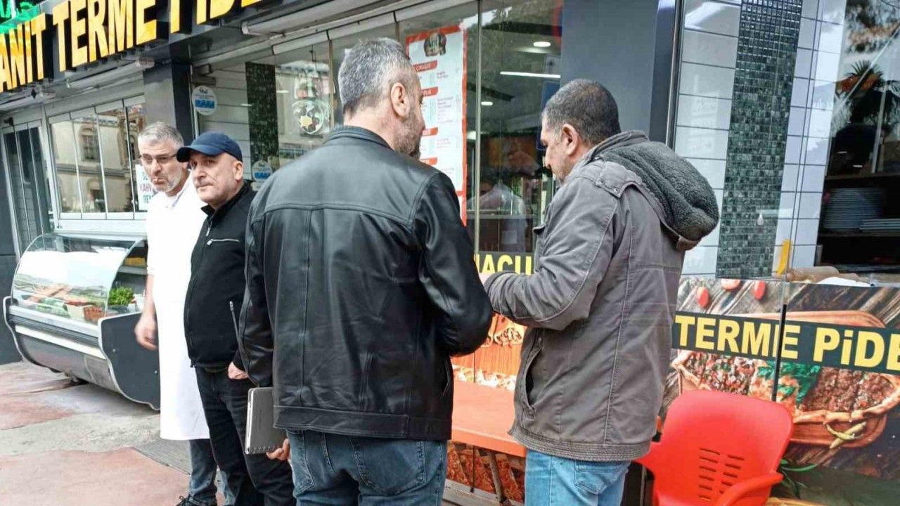 Telefondaki sahte polisten, yanındaki gerçek polis sayesinde kurtuldu