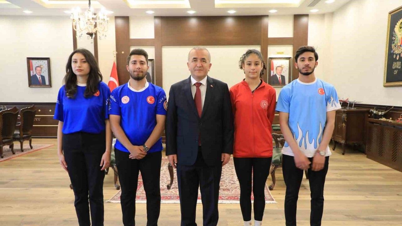 Vali Hatipoğlu, gençlerle bir araya geldi