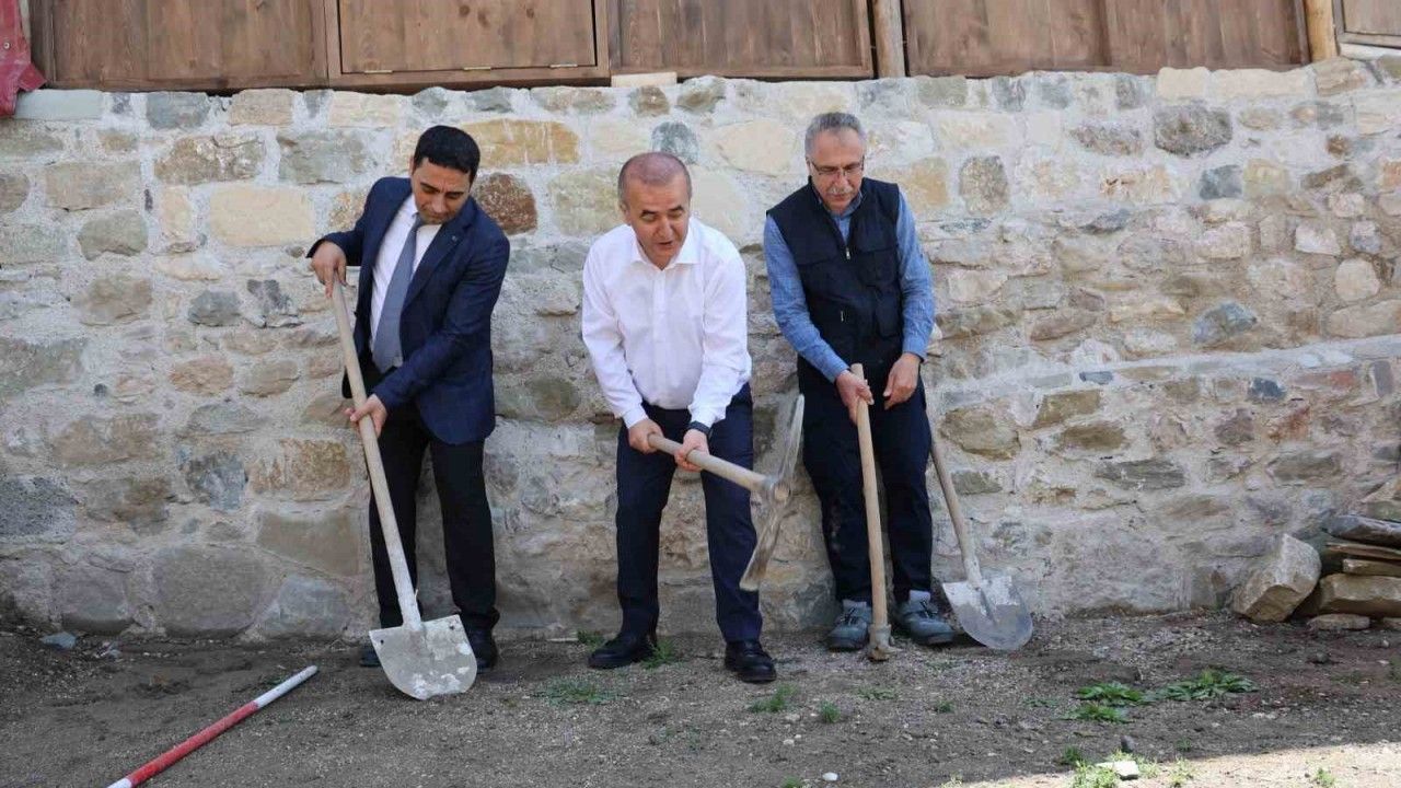 Vali Hatipoğlu ilk kazmayı vurdu, 5 bin yıllık kalede kazı başladı