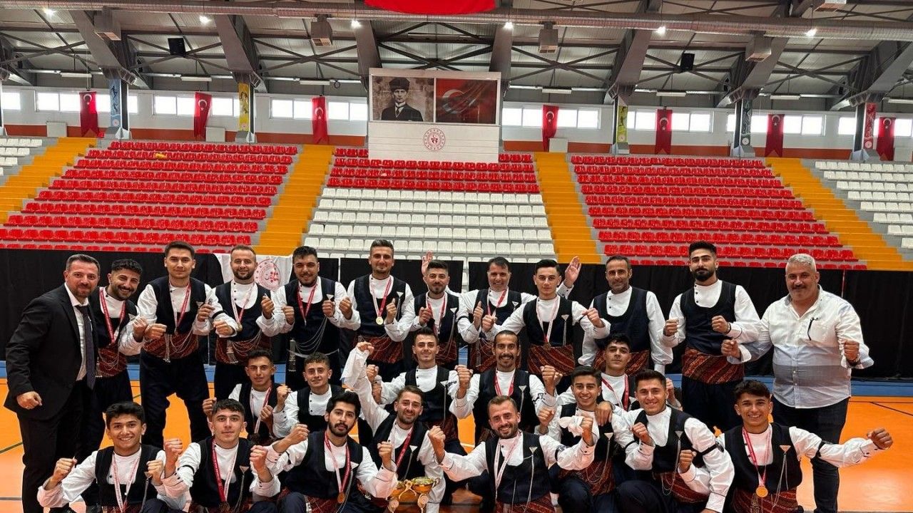 Halk oyunları yarışmasında Erzincangücü Spor Kulübü, gençler ve büyükler kategorisinde şampiyon oldu