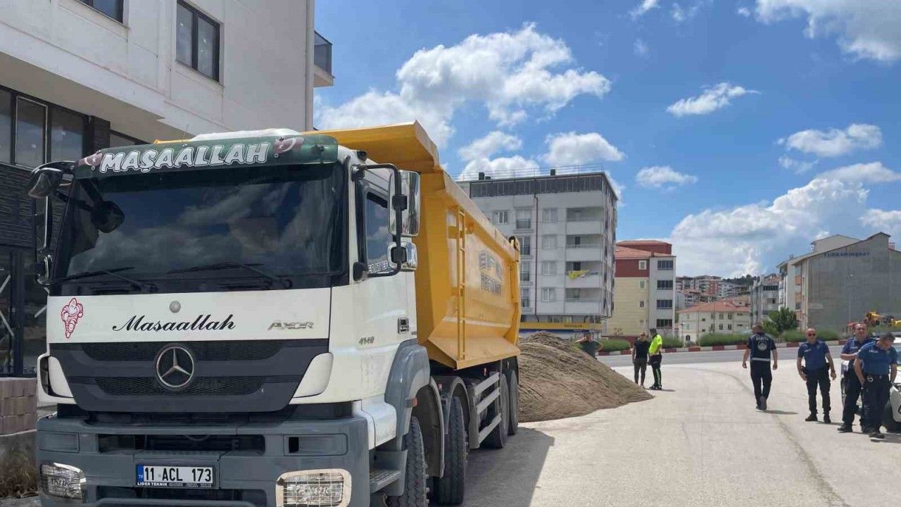 Polisten kaçamayacağını anlayınca fazla yükünü sanayinin ortasına döktü