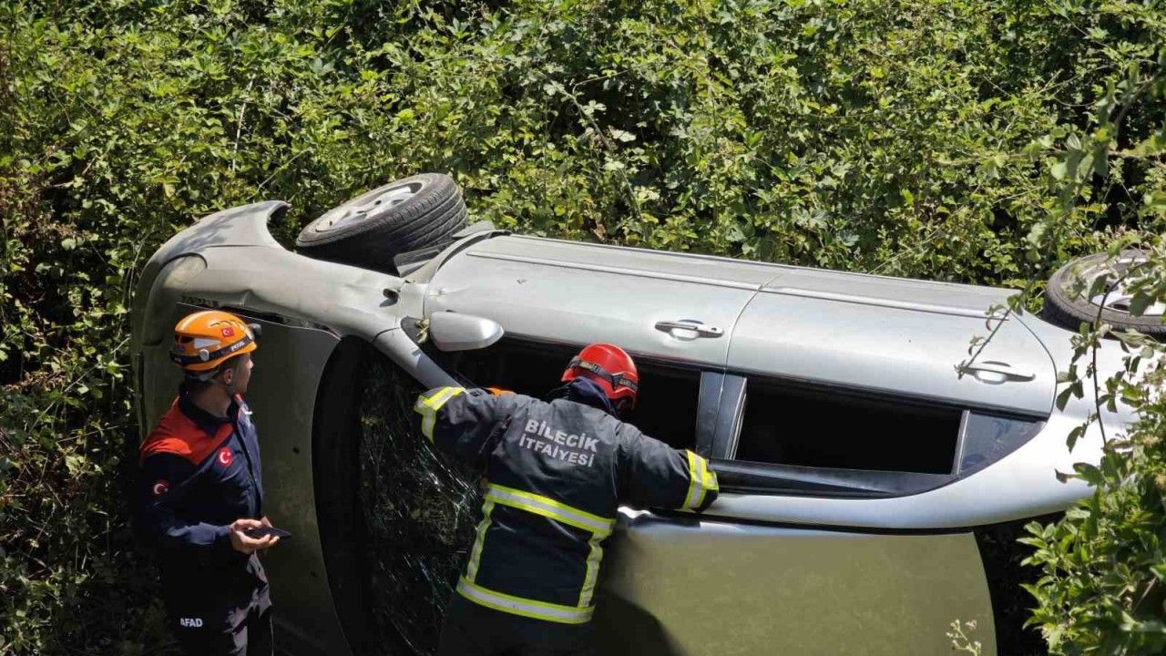 Bilecik’te kontrolden çıkan otomobil dere yatağına yuvarlandı, 3 yaralı