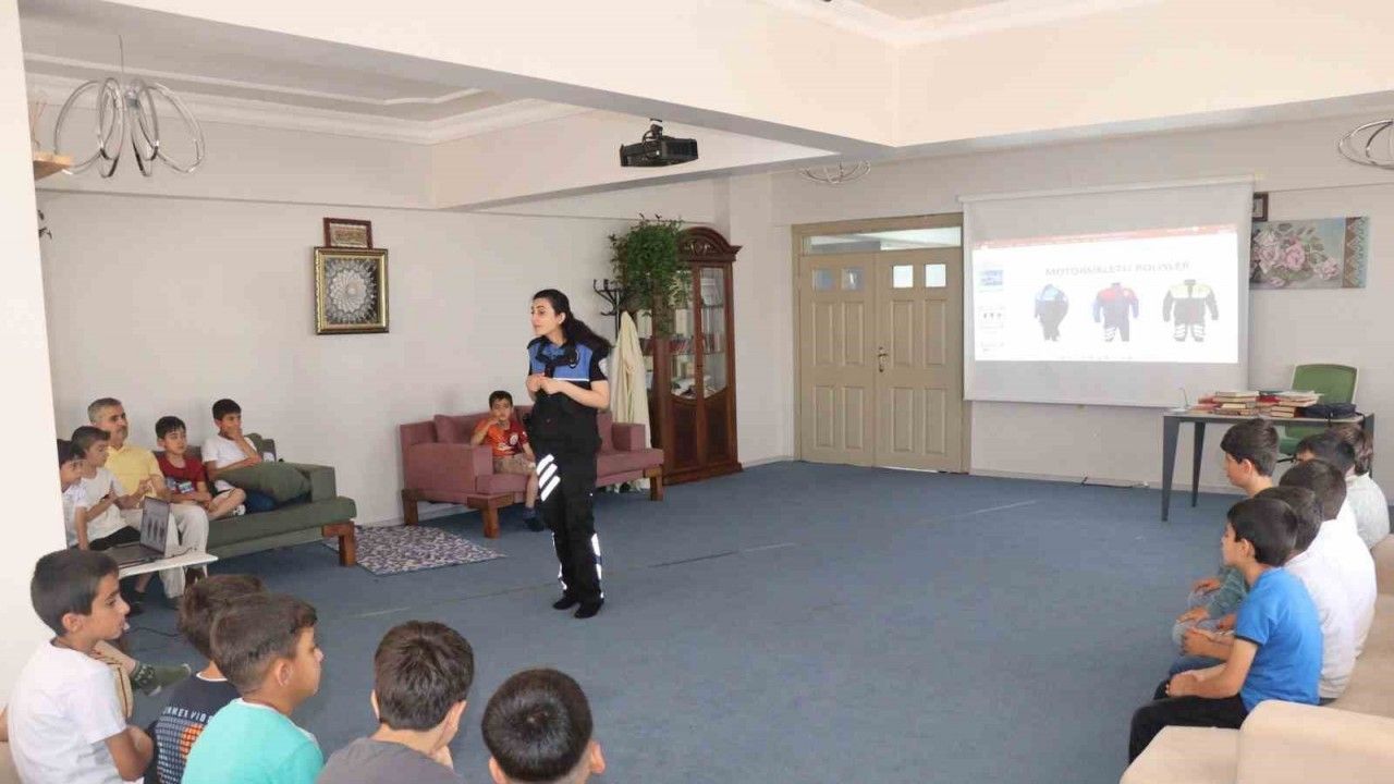 Polisten çocuklara bilinçli internet kullanımı bilgilendirmesi