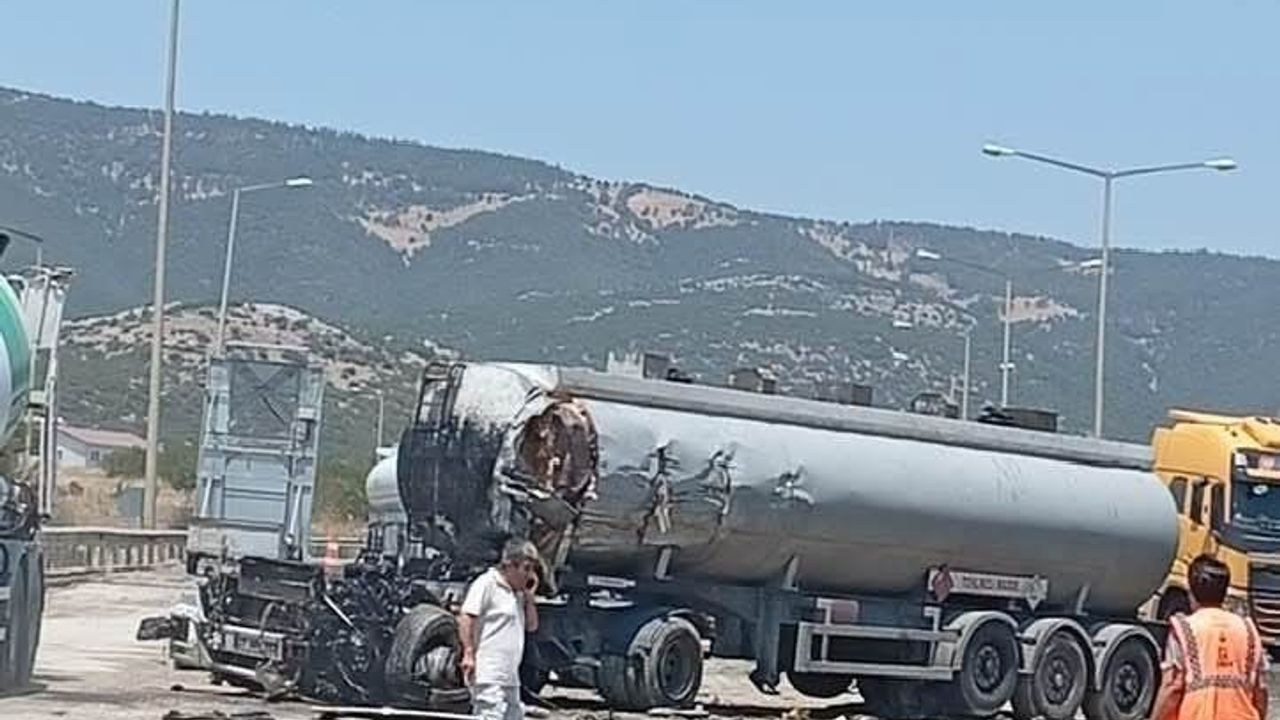 TAG Otoyolu’nda tanker ile kamyon kafa kafaya çarpıştı: Sürücüler hayatını kaybetti