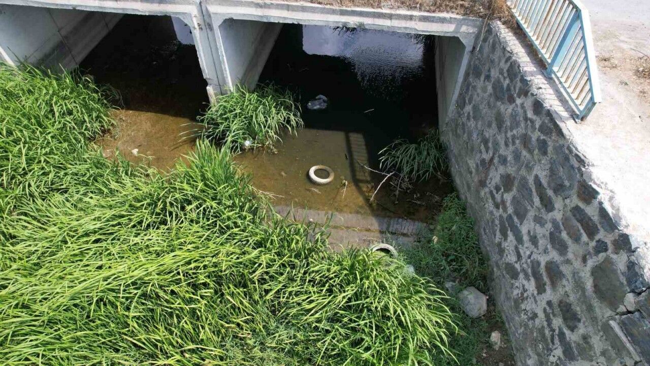 Arnavutköy’de dere yatağındaki kirlilik endişelendiriyor