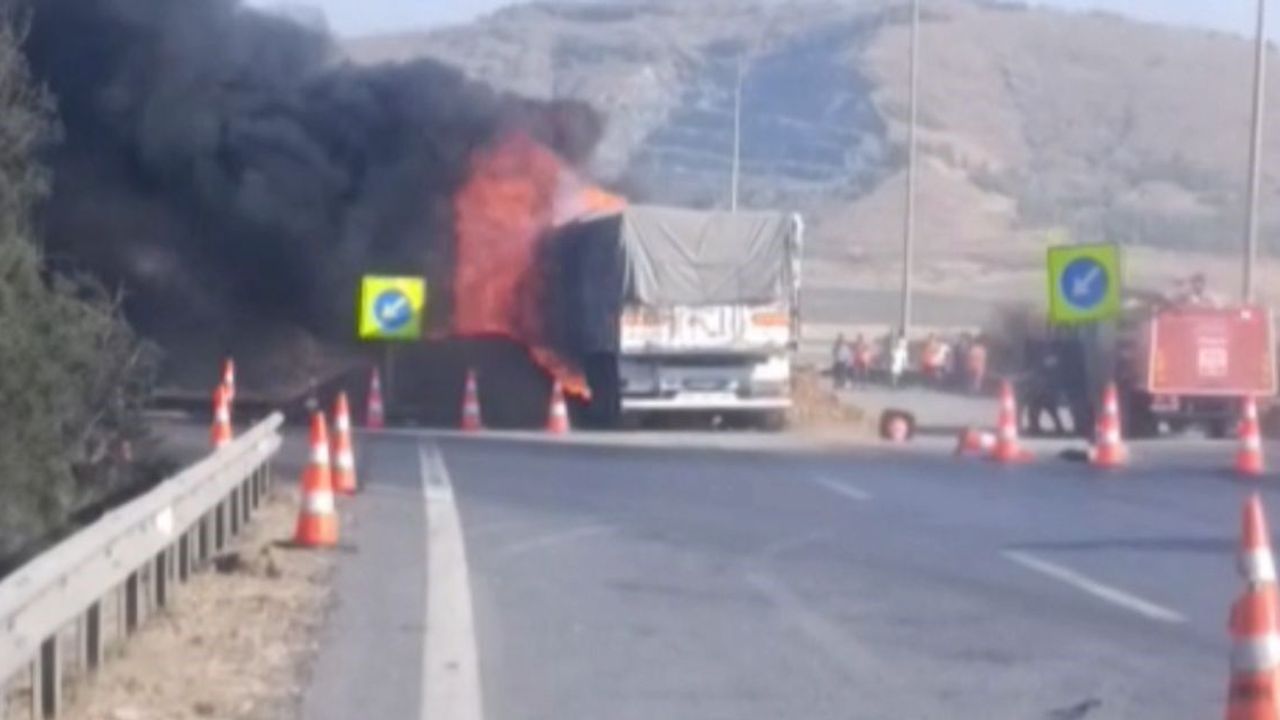 TAG Otoyolu’nda arpa yüklü tır yandı, sürücü yaralandı