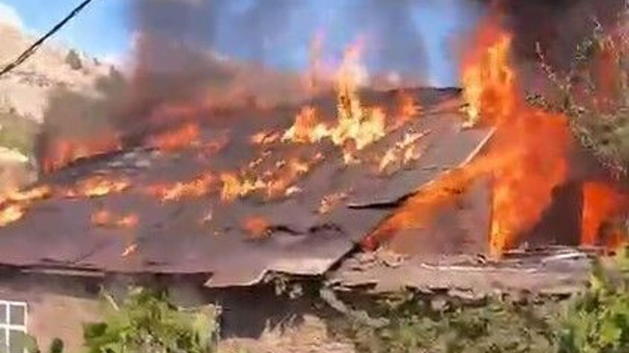 Bitlis’te 2 katlı evde korkutan yangın