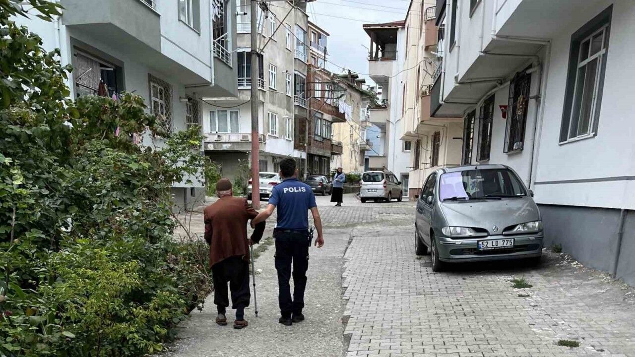 Polisten örnek davranış: Ekipler kayıp yaşlıyı evine götürdü