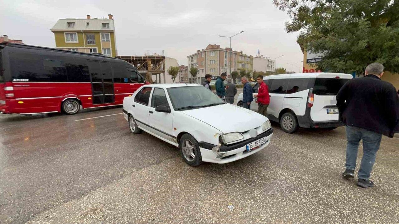Çaldığı otomobilin patlayan lastiğine rağmen kilometrelerce polisten kaçtı, trafikteki araçlara çarptı