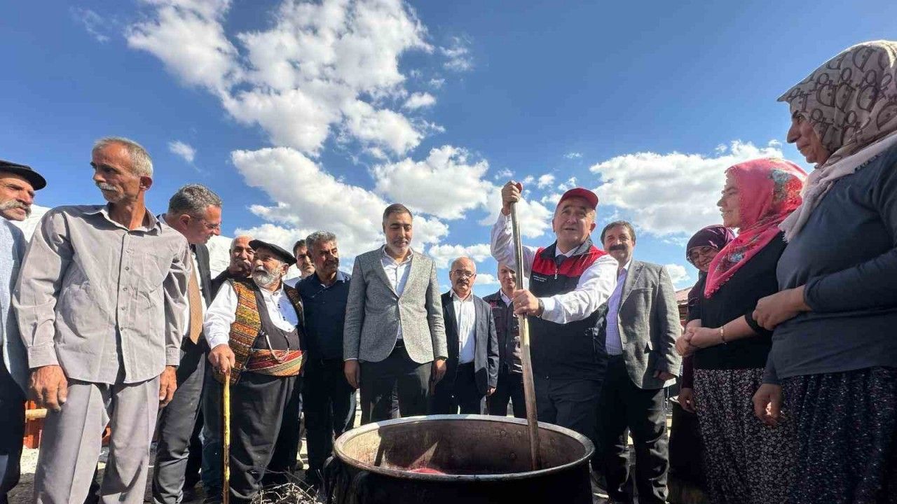 Elazığ’da Vali Hatipoğlu orcik yaptı, kadınlardan "Öyle karıştırılmaz" itirazı geldi