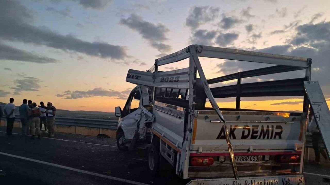 Kilis’te tır ile pikap çarpıştı: 3 yaralı