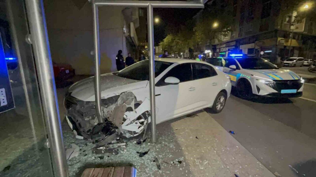 Tekirdağ’da polisten kaçan alkollü sürücü durağa daldı