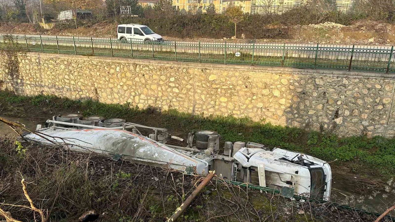 Dere yatağına devrilen beton mikserinin sürücüsü yaralandı