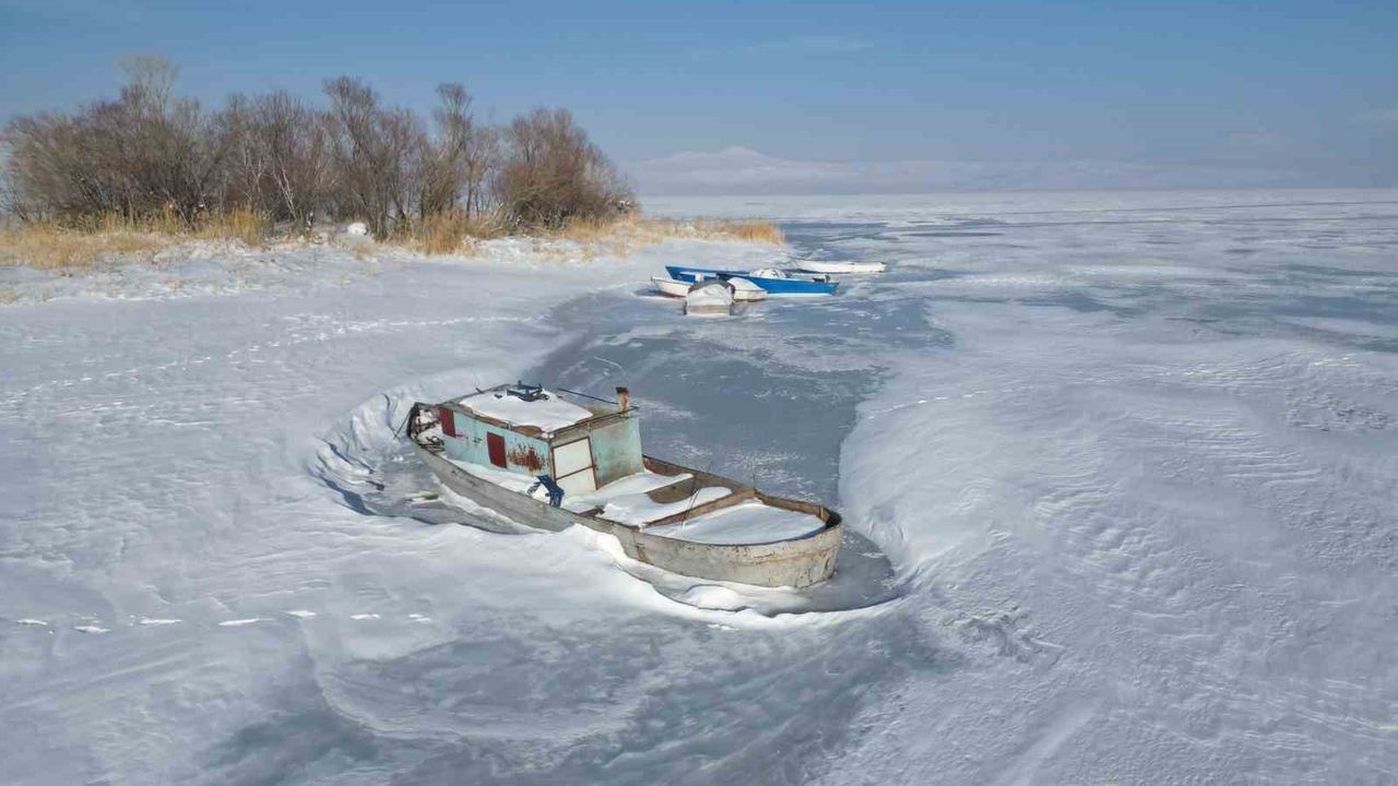Bitlis'te tüm göller buz tuttu