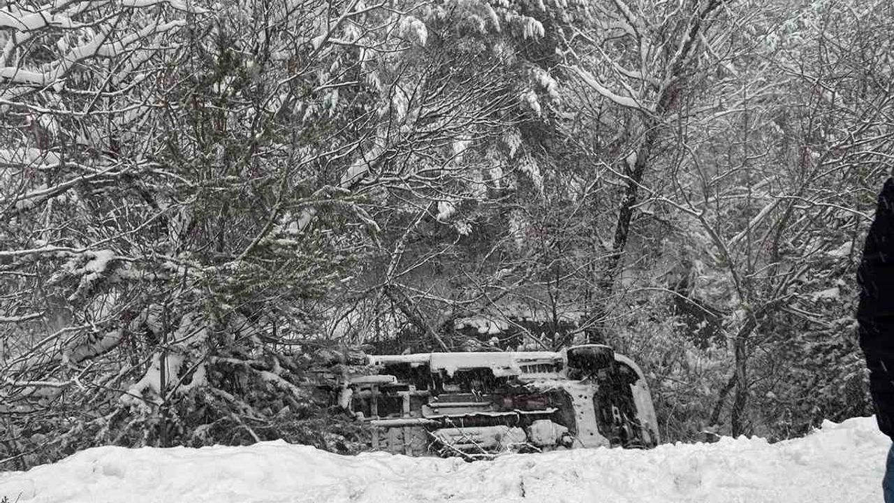 Gümüşhane'de ambulans dere yatağına yuvarlandı