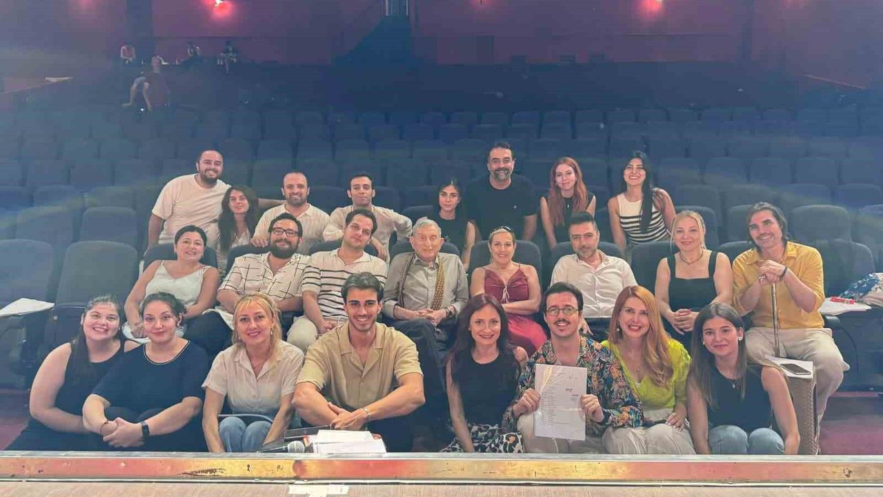 Haldun Dormen'in son prodüksiyonu, Sahne Tozu Tiyatrosu'nda yaşamaya devam ediyor