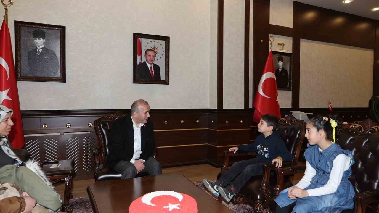 Bayrak nöbeti tutan minik öğrenciler Vali Hatipoğlu'nun konuğu oldu