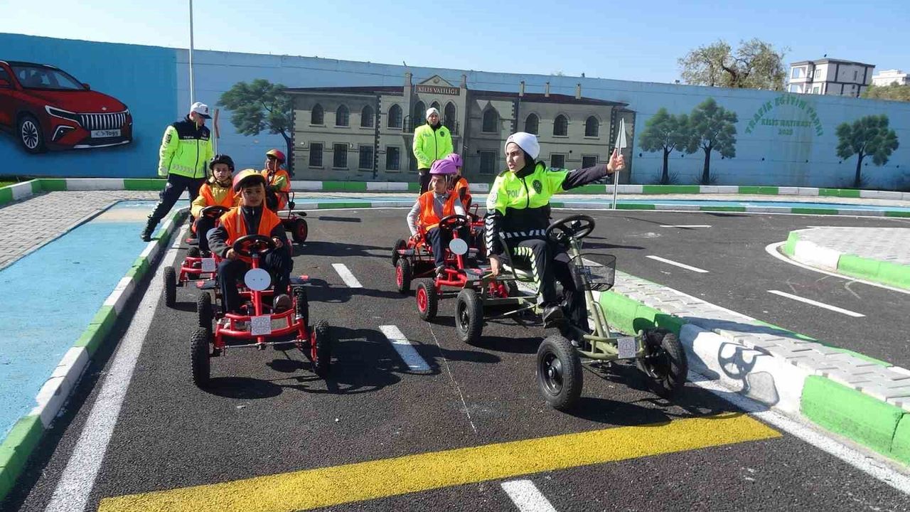 Kilis'te öğrenciler trafik parkında direksiyon başına geçti