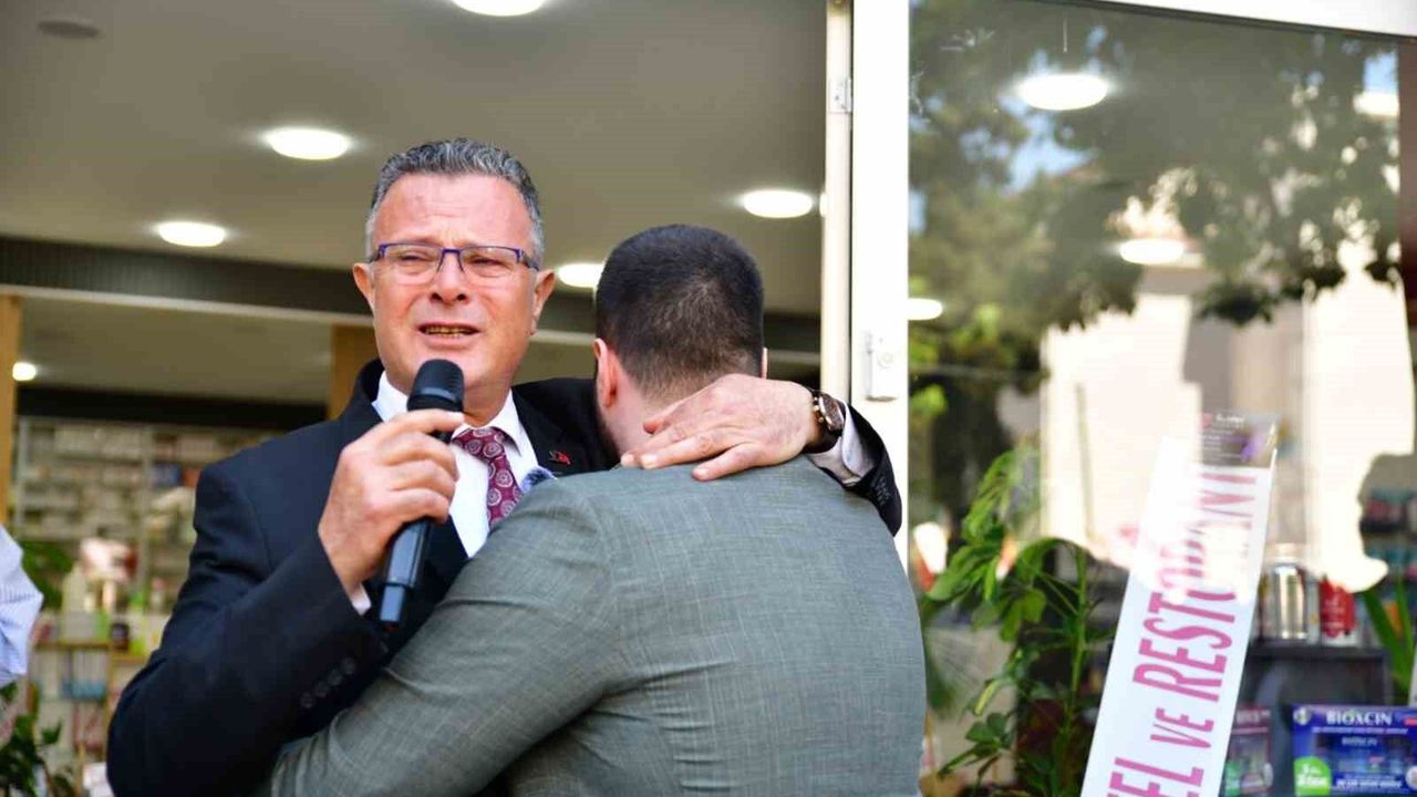 Baba-oğul açılışta gözyaşlarını tutamadı