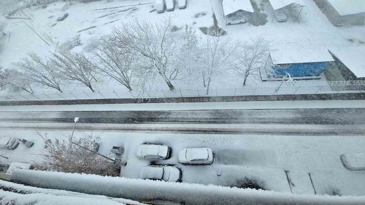Bitlis'te kar sürprizi: Nisan ayında kent beyaza büründü