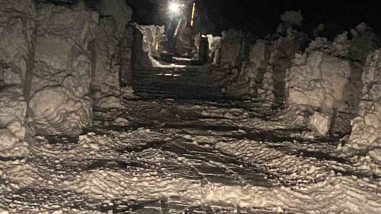 Bitlis'te karda mahsur kalan 112 ekibi kurtarıldı