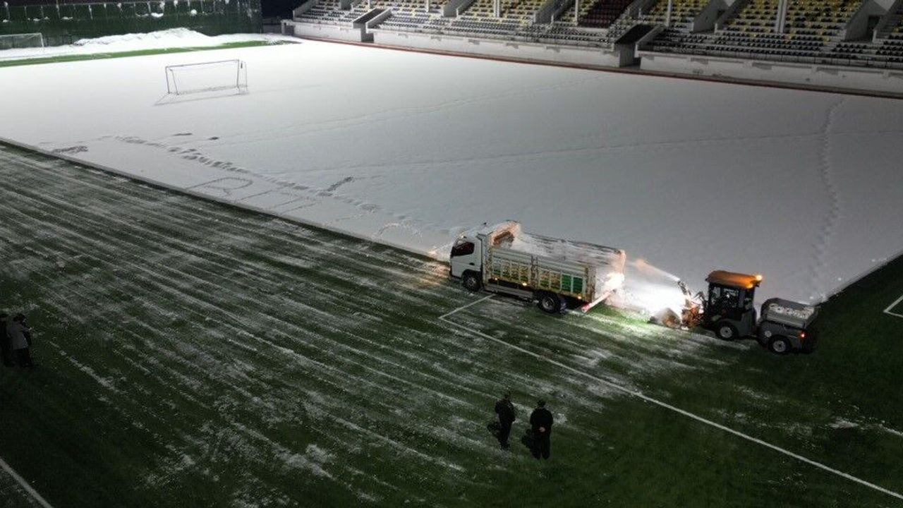 Bitlis'te maç öncesi sahada karla mücadele çalışması