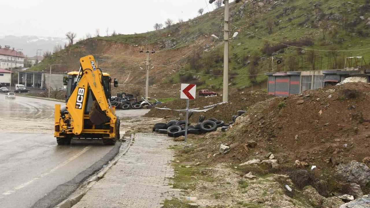 Bitlis'te yağışlardan dolayı toprak kayması meydana geldi