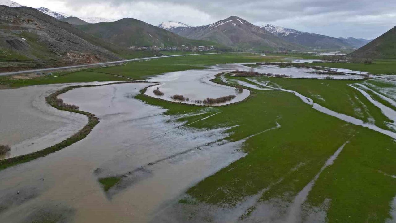 Bitlis'teki Güzeldere Menderesleri adeta doğal göl oldu