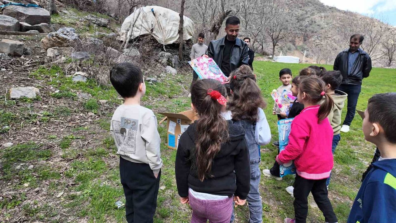 Hayırsever polisten binlerce öğrenciye anlamlı destek