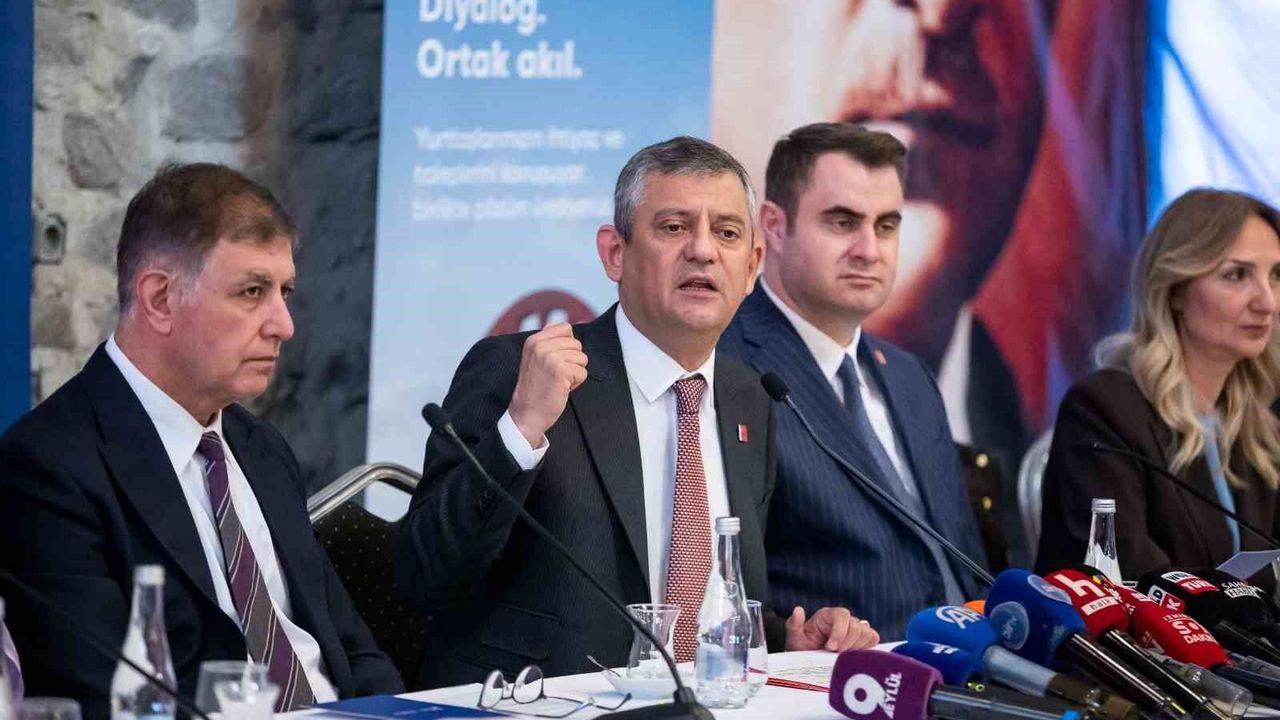 Özgür Özel'den Romanlara mecliste temsil ve bütçe sözü