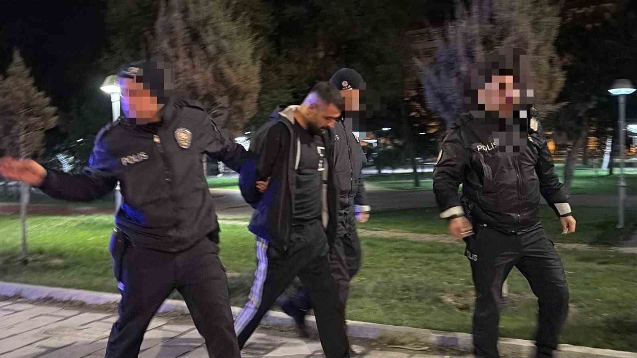 Polisten kaçarken, yola fırlattığı kağıttan uyuşturucu çıktı